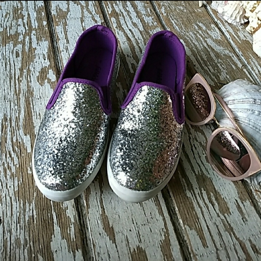 Fits Women Size 7!